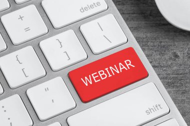 Çevrimiçi öğrenme. Bilgisayar klavyesinde kelime Webinar ile kırmızı düğme, kapat