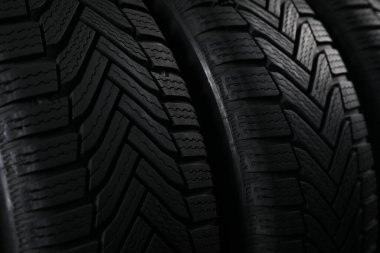 Arka plan olarak yeni kış lastikleri, yakın plan