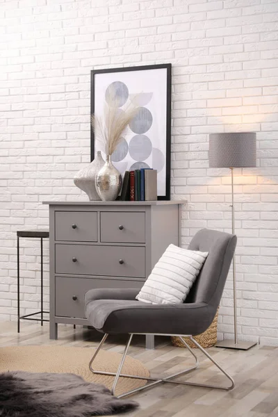 房间内饰时尚 内饰灰色的抽屉和靠白砖墙的椅子 — 图库照片