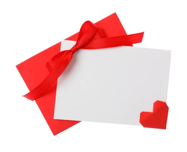白い背景にブランクカード 封筒と赤の装飾的な中心部 トップビュー バレンタインデーのお祝い — ストック写真