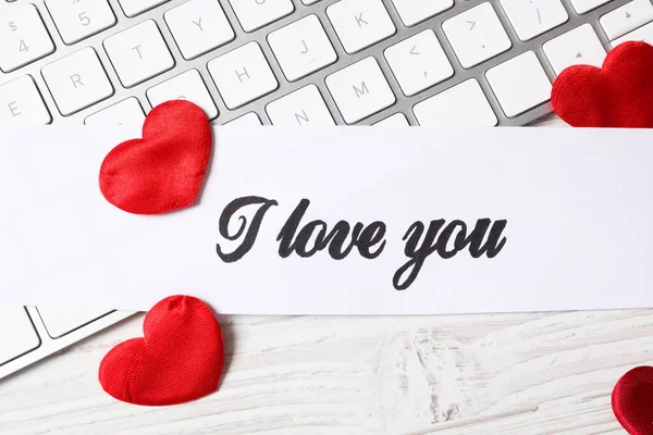 Seni Seviyorum Yazılı Kart Kırmızı Kalpler Klavye Beyaz Ahşap Arka — Stok fotoğraf