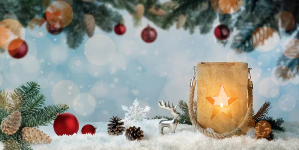 Komposition Mit Hölzerner Weihnachtslaterne Auf Schnee Vor Farbigem Hintergrund Bannerdesign — Stockfoto