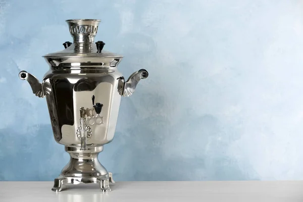 Samovar Métal Sur Table Grise Sur Fond Bleu Clair Espace — Photo