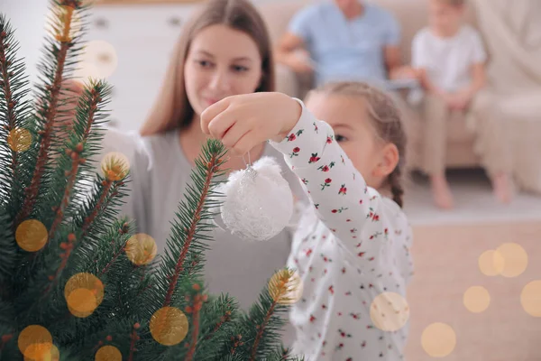 Matka Dcerou Zdobí Vánoční Stromeček Společně Doma Zaměření Ruce — Stock fotografie