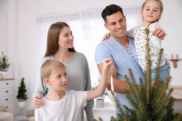 Lycklig Familj Med Söta Barn Dekorera Julgran Tillsammans Hemma — Stockfoto