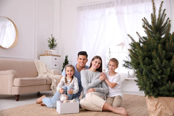 Lycklig Familj Med Söta Barn Nära Julgran Tillsammans Hemma — Stockfoto