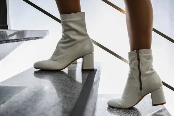 階段の上にスタイリッシュな革の靴を履いている女性 クローズアップ — ストック写真