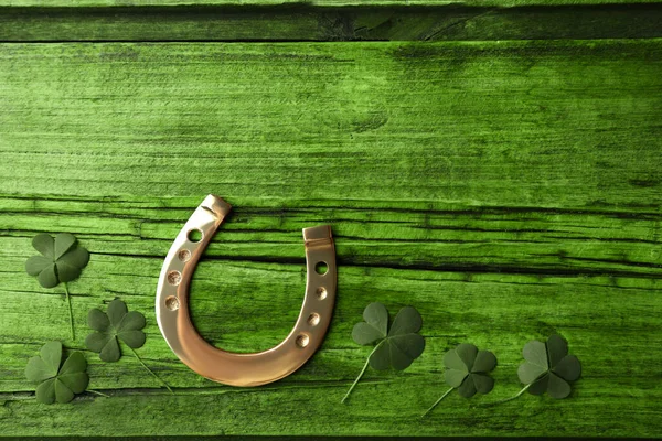 Foglie Trifoglio Ferro Cavallo Tavolo Legno Verde Piatta Laici Con — Foto Stock