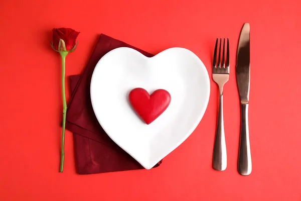 Elegante Tavolo Apparecchiato Una Cena Romantica Sfondo Rosso Posa Piatta — Foto Stock