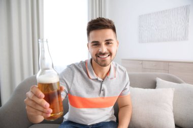 Evde online video konferansı yaparken bira içen bir adam, web kamerasından görüntü. Koronavirüs salgını sırasında sosyal mesafeler