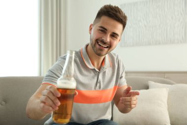 Evde online video konferansı yaparken bira içen bir adam, web kamerasından görüntü. Koronavirüs salgını sırasında sosyal mesafeler