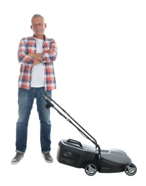 Beyaz arka planda modern çim biçme makinesi olan son sınıf öğrencisi.