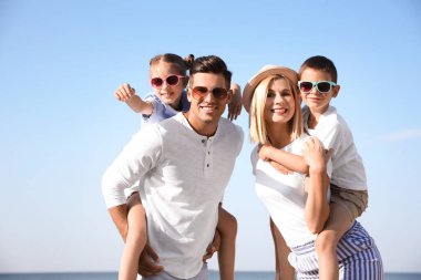 Mutlu aile güneşli bir günde sahilde