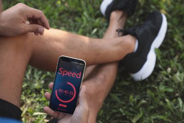 Dışarıdaki akıllı telefondan fitness uygulaması kullanan adam, yakın plan.