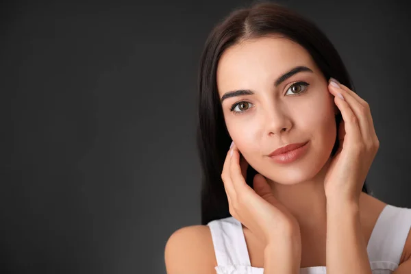 Portret Van Een Mooie Jonge Vrouw Donkergrijze Achtergrond Ruimte Voor — Stockfoto