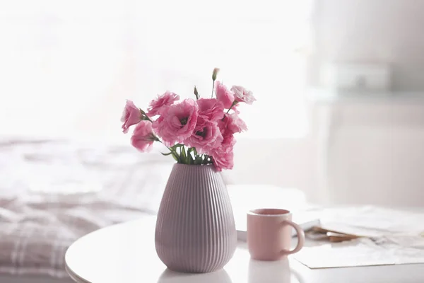 Vaas Met Mooie Eustoma Bloemen Tafel Modern Interieur — Stockfoto