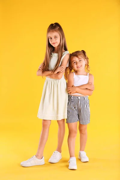 Retrato Comprimento Total Meninas Bonitos Fundo Amarelo — Fotografia de Stock