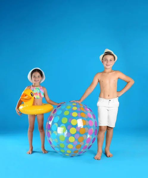 Crianças Pequenas Bonitos Roupa Praia Com Brinquedos Infláveis Fundo Azul — Fotografia de Stock