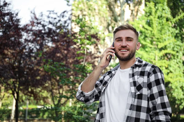 Young Man Talking Smartphone Park — Stock Photo, Image