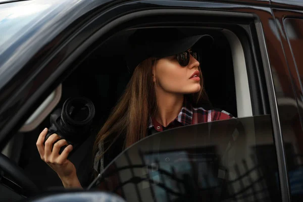 Privat Detektiv Med Kamera Spioneri Från Bilen — Stockfoto