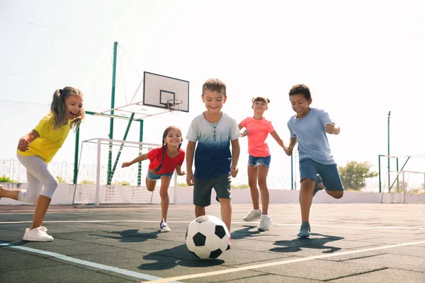 Lindos Niños Jugando Fútbol Aire Libre Día Soleado Campamento Verano —  Fotos de Stock