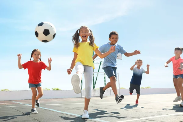 Crianças Bonitas Jogando Futebol Livre Dia Ensolarado Campo Férias — Fotografia de Stock
