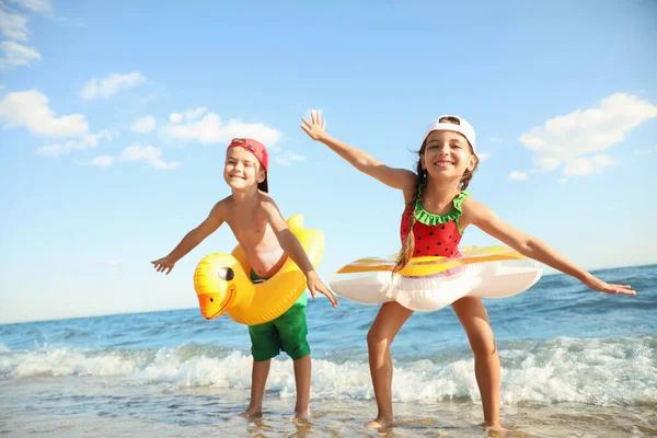 Χαριτωμένα Παιδιά Απολαμβάνουν Ηλιόλουστη Μέρα Στην Παραλία Θερινή Κατασκήνωση — Φωτογραφία Αρχείου