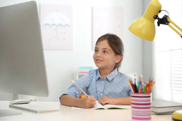 Aprendizaje Distancia Estudiar Casa Niña Que Tiene Clases Línea Durante — Foto de Stock