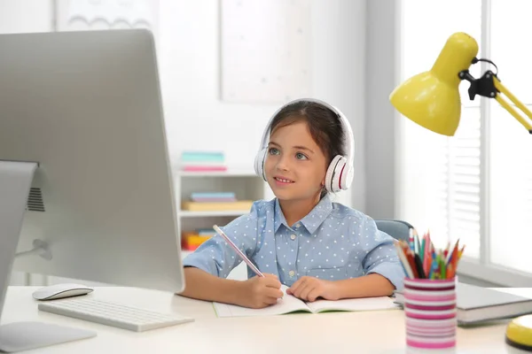 Aprendizaje Distancia Estudiar Casa Niña Que Tiene Clases Línea Durante — Foto de Stock