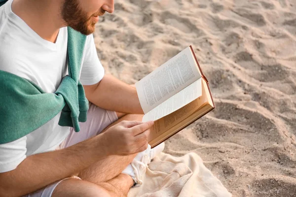 Młody Człowiek Czyta Książkę Piaszczystej Plaży Zbliżenie — Zdjęcie stockowe