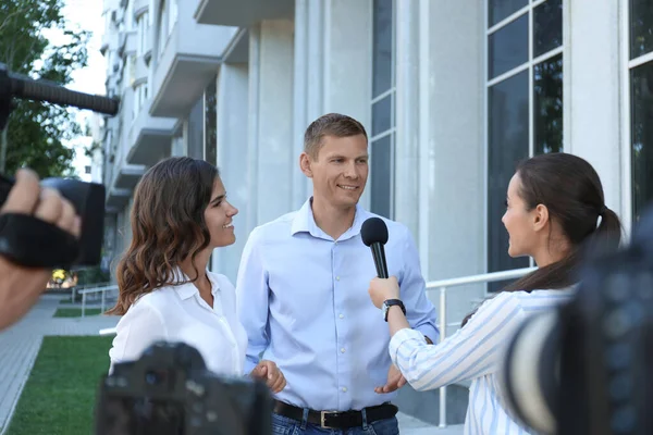 Professionell Journalist Och Operatör Med Videokamera Tar Intervju Utomhus — Stockfoto