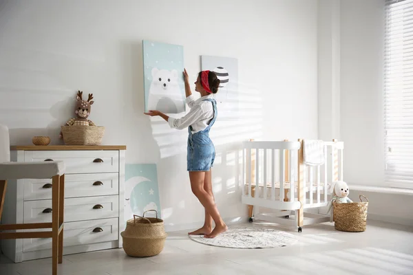 Διακοσμητής Κρέμονται Εικόνα Λευκό Τοίχο Στο Δωμάτιο Του Μωρού Εσωτερική — Φωτογραφία Αρχείου
