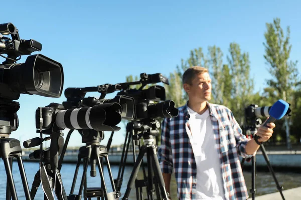 Professionell Journalist Med Mikrofon Arbetar Utomhus Fokus Videokameror — Stockfoto