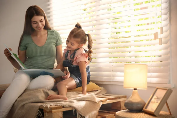 Mujer Joven Hija Leyendo Libro Cerca Ventana Casa —  Fotos de Stock