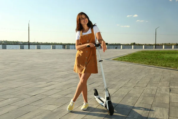 Jeune Femme Avec Scooter Coup Pied Moderne Sur Front Mer — Photo