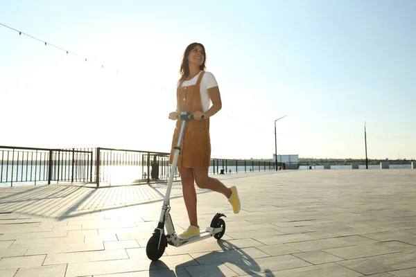 Mujer Joven Montando Patinete Scooter Largo Calle Ciudad —  Fotos de Stock