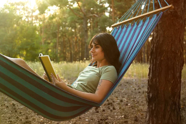 Mulher Com Livro Descansando Rede Confortável Livre — Fotografia de Stock