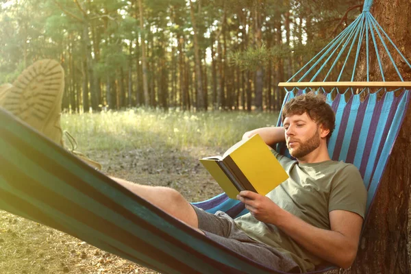 Man Met Boek Rusten Comfortabele Hangmat Buiten — Stockfoto