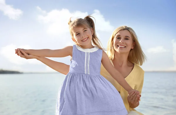 Mãe Feliz Seu Filho Praia Passar Tempo Natureza — Fotografia de Stock