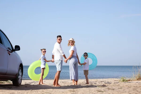 Familie Mit Aufblasbaren Ringen Nahe Auto Strand — Stockfoto