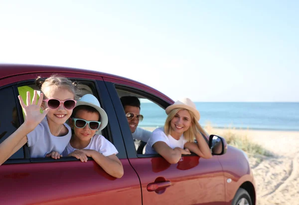 Glückliche Familie Auto Strand Einem Sonnigen Tag — Stockfoto