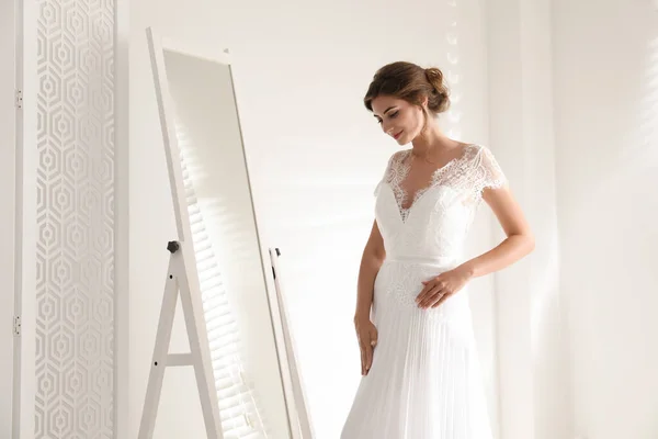 Jovem Noiva Belo Vestido Noiva Perto Espelho Dentro Casa — Fotografia de Stock