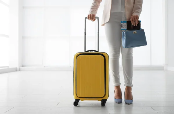 Empresária Com Mala Viagem Amarela Aeroporto — Fotografia de Stock