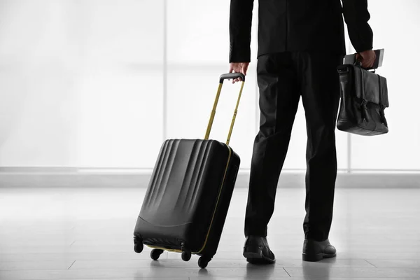 Hombre Negocios Con Maleta Viaje Negro Aeropuerto — Foto de Stock