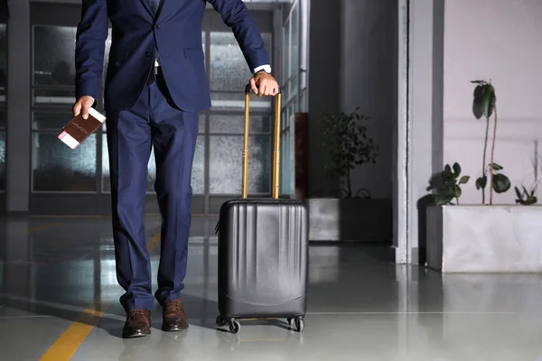 Hombre Negocios Con Maleta Viaje Negro Aeropuerto Espacio Para Texto — Foto de Stock