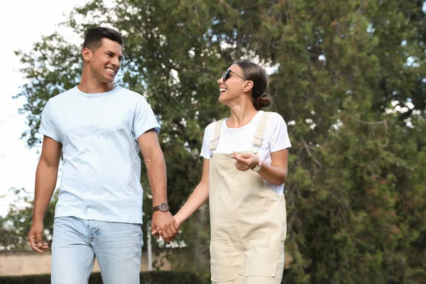 Härligt Par Promenader Tillsammans Parken Solig Dag — Stockfoto