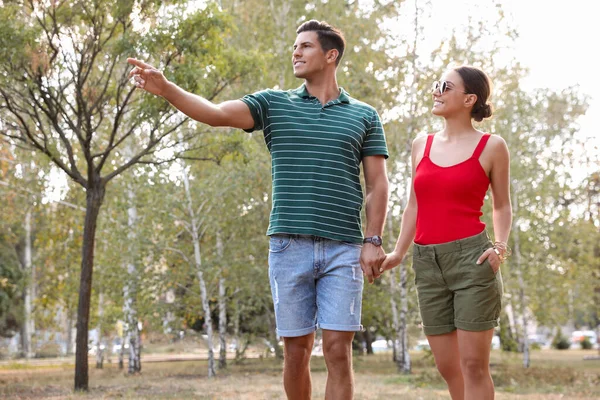 Härligt Par Promenader Tillsammans Parken Solig Dag — Stockfoto