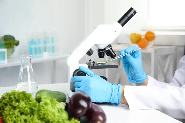 Wissenschaftler Inspizieren Gurkenscheiben Mit Dem Mikroskop Labor Nahaufnahme Giftnachweis — Stockfoto