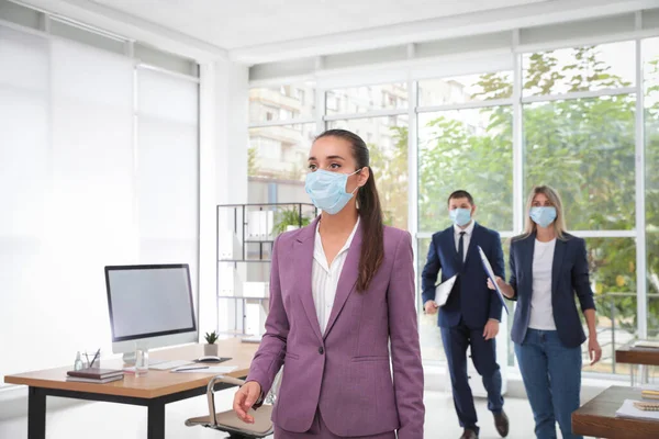 Empleados Oficina Con Máscaras Respiratorias Lugar Trabajo — Foto de Stock