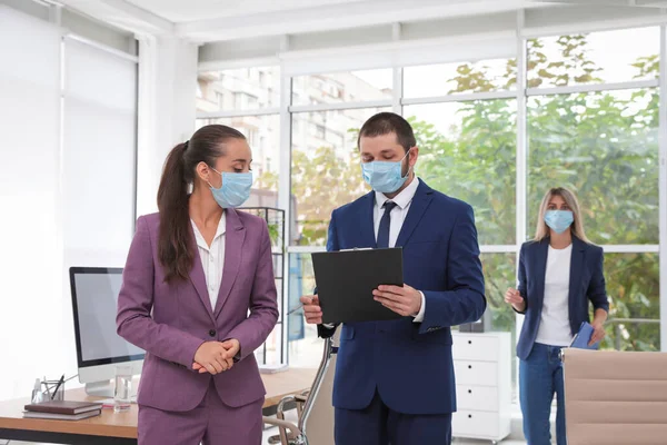 Empleados Oficina Con Máscaras Respiratorias Lugar Trabajo — Foto de Stock